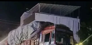 குமரி: சென்டர் மீடியனில் லாரி மோதி போக்குவரத்து பாதிப்பு.