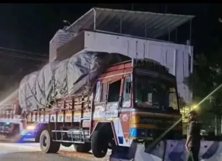 குமரி: சென்டர் மீடியனில் லாரி மோதி போக்குவரத்து பாதிப்பு.