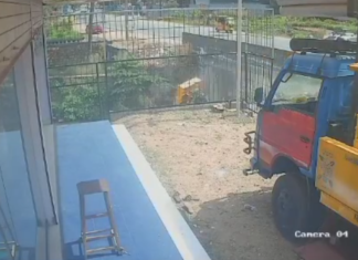 புலியூர்குறிச்சி: ஆற்றில் பாய்ந்த லோடு ஆட்டோ; வீடியோ வைரல்