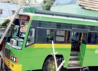 குளச்சல்: மினி பஸ் – கார் மோதல்.. 7 பேர் காயம்