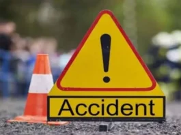 கொல்லங்கோடு: சொகுசு கார் மோதி 3 வாலிபர்கள் படுகாயம்