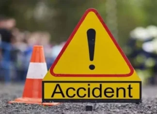 கொல்லங்கோடு: சொகுசு கார் மோதி 3 வாலிபர்கள் படுகாயம்