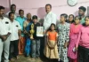 குமரி: இலங்கை அகதி பள்ளி மாணவருக்கு பரிசு வழங்கிய எம்எல்ஏ