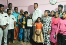 குமரி: இலங்கை அகதி பள்ளி மாணவருக்கு பரிசு வழங்கிய எம்எல்ஏ
