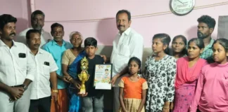 குமரி: இலங்கை அகதி பள்ளி மாணவருக்கு பரிசு வழங்கிய எம்எல்ஏ