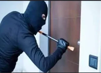 புதுக்கடை: வீட்டை உடைத்து பணம் பொருட்கள் திருட்டு