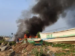 குளச்சல்: பைபர் நாட்டு படகுகளில் திடீர் தீ விபத்து