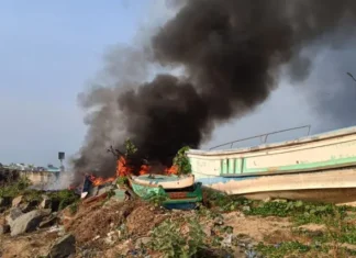 குளச்சல்: பைபர் நாட்டு படகுகளில் திடீர் தீ விபத்து