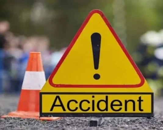 கிராத்தூர்: விபத்தில் நகராட்சி ஊழியர்கள் 2 பேர் படுகாயம்