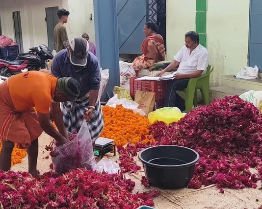 தோவாளை மலர் சந்தையில் பூக்கள் விலை திடீர் உயர்வு