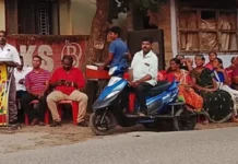 பூத்துறை: கால்வாய் சீரமைக்க காமராஜர் மக்கள் இயக்கம் தர்ணா