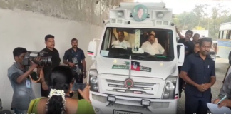 எடப்பாடி பழனிசாமி வாகனத்தை சோதனையிட்ட பறக்கும் படையினர்