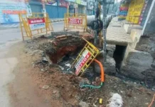 மணிமேடை அருகே உள்ள பள்ளத்தை சரி செய்ய கோரிக்கை