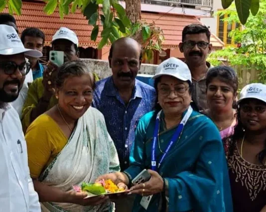 கொல்லங்கோடு: வெற்றிலை பாக்கு வைத்து வாக்காளர்களுக்கு அழைப்பு