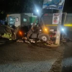 குமரி: நெடுஞ்சாலையில் லாரி மோதி கம்பம் சாய்ந்தது