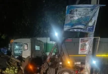 குமரி: நெடுஞ்சாலையில் லாரி மோதி கம்பம் சாய்ந்தது