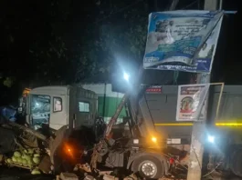 குமரி: நெடுஞ்சாலையில் லாரி மோதி கம்பம் சாய்ந்தது