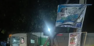 குமரி: நெடுஞ்சாலையில் லாரி மோதி கம்பம் சாய்ந்தது