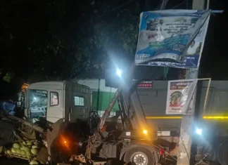 குமரி: நெடுஞ்சாலையில் லாரி மோதி கம்பம் சாய்ந்தது