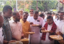 பொதுமக்களுடன் கஞ்சி குடித்த திமுக வேட்பாளர்