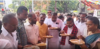 பொதுமக்களுடன் கஞ்சி குடித்த திமுக வேட்பாளர்