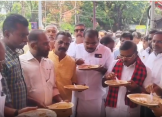 பொதுமக்களுடன் கஞ்சி குடித்த திமுக வேட்பாளர்