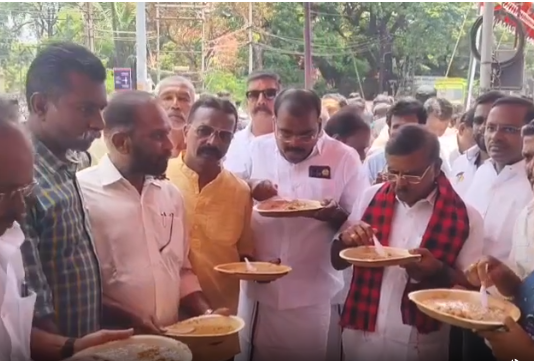 பொதுமக்களுடன் கஞ்சி குடித்த திமுக வேட்பாளர்