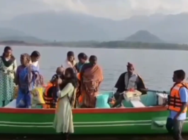 பேச்சிப்பாறை: படகில் வந்து வாக்களித்த மலைவாழ் மக்கள்