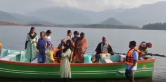 பேச்சிப்பாறை: படகில் வந்து வாக்களித்த மலைவாழ் மக்கள்