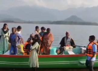 பேச்சிப்பாறை: படகில் வந்து வாக்களித்த மலைவாழ் மக்கள்