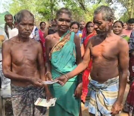 சகோதரியின் எலும்புக் கூடுடன் வந்த பழங்குடியின நபருக்கு பணத்தை வழங்கியது வங்கி நிர்வாகம்