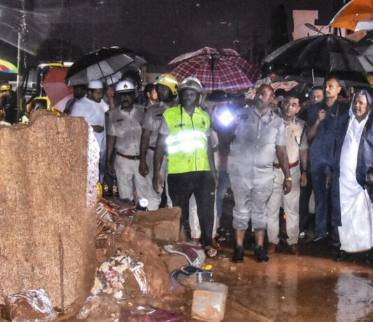 பெங்களூருவில் கனமழை சுவர் இடிந்து 7 பேர் உயிரிழப்பு