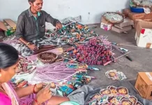 பட்டாசு ஆலைகளில் குழந்தைகளை வேலைக்கு அமர்த்தினால் கடும் நடவடிக்கை