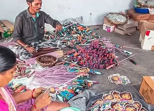 பட்டாசு ஆலைகளில் குழந்தைகளை வேலைக்கு அமர்த்தினால் கடும் நடவடிக்கை
