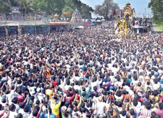 கூவாகம் கூத்தாண்டவர் கோயிலில் பெருந்தேரோட்டம் அரவான் களப்பலி காண திருநங்கைகள் வழிபாடு