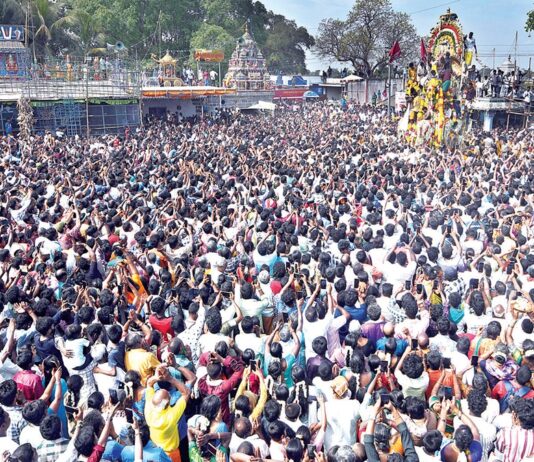 கூவாகம் கூத்தாண்டவர் கோயிலில் பெருந்தேரோட்டம் அரவான் களப்பலி காண திருநங்கைகள் வழிபாடு