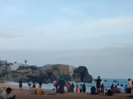 குமரி: கடற்கரை கிராமங்களில் ஆபத்தான பகுதியில் இளைஞர்கள்