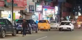 நாகர்கோவிலில் சாலையோரம் வாகனங்களால் போக்குவரத்து பாதிப்பு