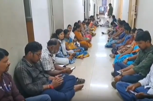 நாகர்கோவில்: வருவாய் அலுவலகத்தில் காத்திருப்பு போராட்டம்