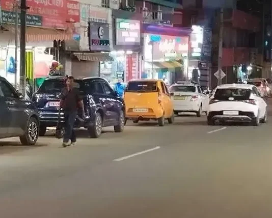 நாகர்கோவிலில் சாலையோரம் வாகனங்களால் போக்குவரத்து பாதிப்பு
