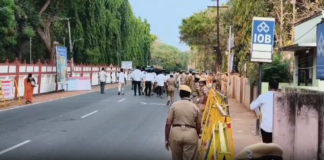 குமரி: வாக்கு எண்ணும் மையத்திற்குள் கடும் சோதனைக்கு பின் அனுமதி