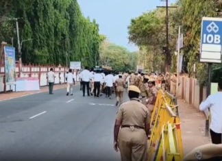 குமரி: வாக்கு எண்ணும் மையத்திற்குள் கடும் சோதனைக்கு பின் அனுமதி