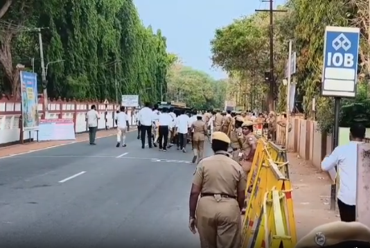 குமரி: வாக்கு எண்ணும் மையத்திற்குள் கடும் சோதனைக்கு பின் அனுமதி