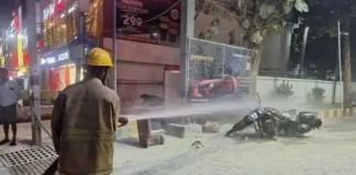 பெட்ரோல் பங்கில் திடீரென தீப்பிடித்த பைக் – பரபரப்பு