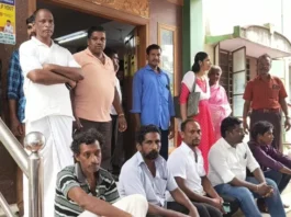 குமரி: பத்திர பதிவு அலுவலகத்தில் பொதுமக்கள் போராட்டம்