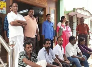 குமரி: பத்திர பதிவு அலுவலகத்தில் பொதுமக்கள் போராட்டம்