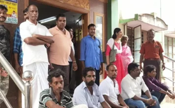 குமரி: பத்திர பதிவு அலுவலகத்தில் பொதுமக்கள் போராட்டம்
