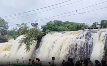 திற்பரப்பு அருவியில் சுற்றுலா பயணிகள் குளிக்க தடை