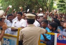 சம்பள உயர்வு கேட்டு தோட்ட தொழிலாளர்கள் தொடர் போராட்டம்