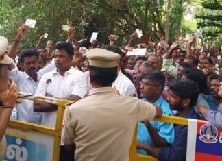 சம்பள உயர்வு கேட்டு தோட்ட தொழிலாளர்கள் தொடர் போராட்டம்
